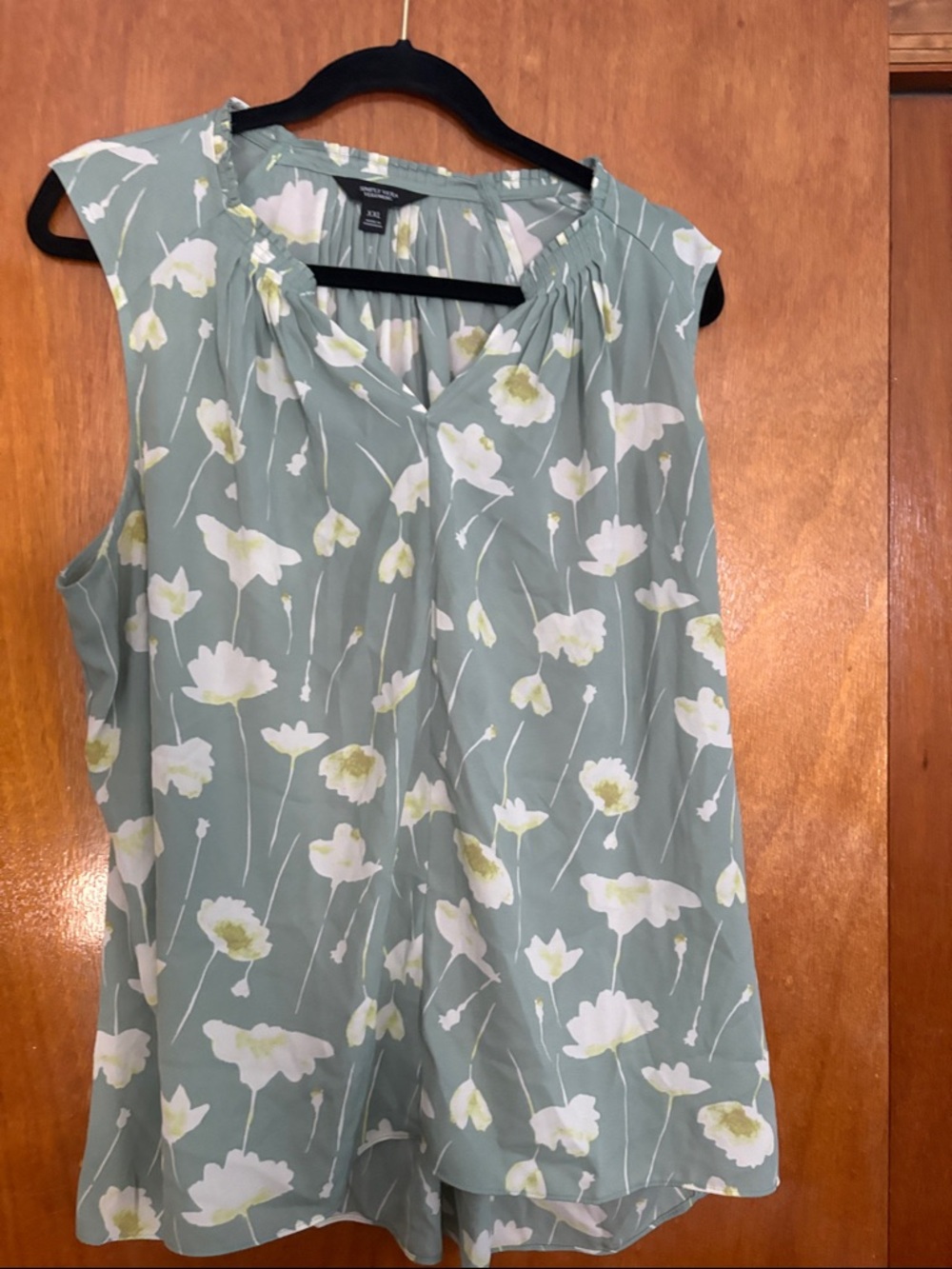 Simply Vera Vera Wang Sage Green Floral Sleeveless V-Neck Top